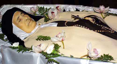 Sister Lucia in her coffin